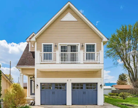 Photo of the outside of the Lake View Haven rental.