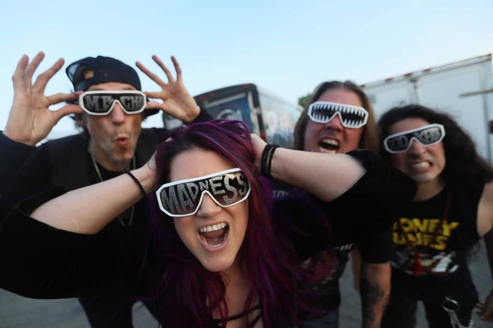 Photo of the band Jasmine Cain in sunglasses