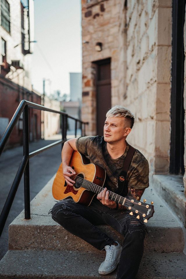 Photo of musician Jimmy Mowery playing guitar